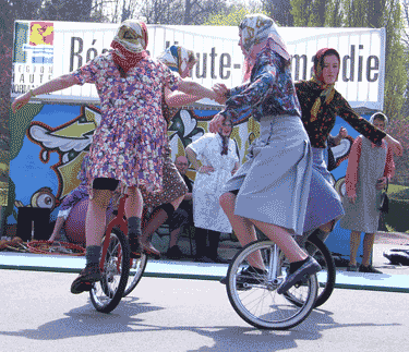 trio de mamie sur unicycle